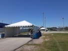 Carpa 30x20 con techo ondulado ideal para drive-through en Houston — renta perfecta para eventos de hasta 100 personas.