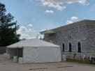 Carpa blanca 20x50 pies ideal para bodas y eventos en Houston, con capacidad para 166 huéspedes en renta.