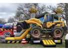 Renta de brincolín excavadora con tobogán acuático en Austin — ideal para fiestas en Cedar Park con capacidad para 6-8 niños.