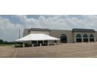 Renta de carpa marco 40x60 en Houston con diseño blanco y beige, ideal para fiestas en The Woodlands.