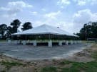 Carpa para renta de 40x60 pies ideal para eventos en Houston y League City, con postes de soporte blancos.