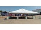 Renta de carpa blanca con techo puntiagudo en Houston y pilares beige, ideal para fiestas en Pearland.