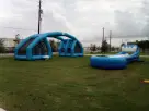 Renta de Water Balloon Battle inflable en Austin, ideal para batallas acuáticas en equipo con piscina incluida.