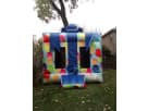 Perfecto para fiestas en Houston, este brincolín de regalo con diseño de globos en renta incluye área de salto espaciosa de 13x13