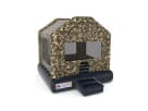 Camo Military Bounce House en renta en Austin, ideal para fiestas en Buda, con capacidad para 5 a 7 niños.