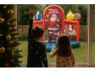 Merry Christmas Santa bounce house rental in Austin con canasta de baloncesto, perfecto para fiestas navideñas en San Marcos.