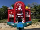 Renta de brincolín temático de Santa Claus en Austin, perfecto para fiestas navideñas en Round Rock con canasta de básquetbol
