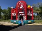 Renta de Santa Claus bounce house en Austin con canasta de básquetbol, ideal para fiestas navideñas en Round Rock.