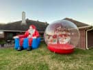 Silla inflable gigante de Santa Claus roja y azul para fiestas navideñas en Austin — renta ideal para fotosessiones en Leander.