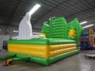 Renta de laberinto inflable navideño con obstáculos perfecta para eventos en Houston e ideal para fiestas en Pasadena.