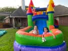 Castillo arcoíris con tobogán acuático en renta en Houston, ideal para fiestas mojadas o secas en Conroe.