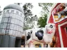 Renta de obstáculo granja para niños pequeños en Houston con vaca inflable y granero rojo — ideal para fiestas en Sugar Land.