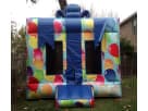 Colorful gift box bounce house rental in Dallas con diseño de globos, ideal para fiestas de cumpleaños con área de saltos