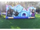 Renta de casa inflable Frozen para niños en Dallas con personajes queridos, ideal para fiestas en Irving.