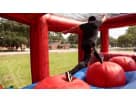 Renta del obstáculo inflable Wiped Out en Dallas con cámaras acolchadas rojo y azul, ideal para fiestas en Lewisville.