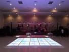 Pista de baile LED iluminada con patrón multicolor personalizable para renta en Houston, ideal para graduaciones en Pasadena.