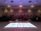 Pista de baile LED iluminada con patrón multicolor personalizable para renta en Houston, ideal para graduaciones en Pasadena.