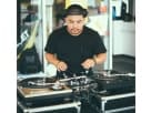 DJ profesional en renta para fiestas en Houston con equipo de mezcla y tornamesas, ideal para bodas y eventos en Kingwood.