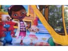 Doc McStuffins bounce house en renta en Houston con tobogán húmedo o seco, ideal para fiestas en Katy.