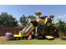 Excavator bounce house en renta en Austin con tobogán acuático, ideal para fiestas en San Marcos con capacidad para 6-8 niños.