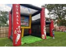 Renta de juego de desafío de fútbol en Austin con diseño inflable rojo y amarillo, perfecto para Leander.
