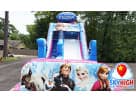 Renta de tobogán acuático Frozen en Houston con casa inflable azul y rosa de personajes Disney, ideal para fiestas en Conroe.