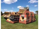 Renta de obstáculo militar tipo tanque en Dallas con tobogán seco, ideal para fiestas grandes en Mesquite.