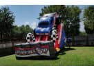 Renta de tobogán acuático Patriot Monster Truck de 18ft en Houston — diseño rojo, blanco y azul, ideal para fiestas en Kingwood.
