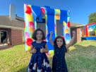 Colorful gift box bounce house rental en Houston con diseño de globos, ideal para fiestas de cumpleaños infantiles en Katy.