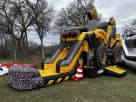 Renta de casa inflable temática construcción con tobogán en Austin, ideal para fiestas en Buda.