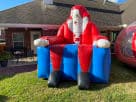 Renta de Papá Noel inflable gigante en Austin, ideal para fiestas fotográficas en Cedar Park.
