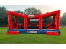 Renta de obstáculos Wipe-Out con techo de malla en Austin, ideal para desafiar a grupos en fiestas de Georgetown.