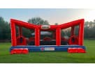 Renta de obstáculos Wipe-Out con techo de malla en Austin, ideal para desafiar a grupos de hasta 12 participantes en fiestas