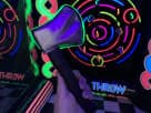 Renta de axe throw con ejes brillantes perfecta para fiestas en Houston, incluye dianas que brillan en la oscuridad.