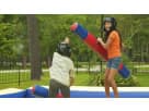 Juego Joust inflable en renta en Austin, ideal para fiestas interactivas en Pflugerville con dos postes acolchados.