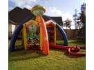 Brincolín deportivo multicolor con 6 juegos disponible para renta en Austin, ideal para eventos escolares en Round Rock.