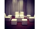 Juego de muebles lounge blanco para 8 personas en renta en Houston, ideal para fiestas en The Woodlands.