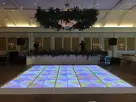Pista de baile LED iluminada en renta en Houston con paneles de luz azul, púrpura y verde, ideal para fiestas de graduación