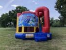 Inflable Mario 4en1 con tobogán húmedo o seco para renta de brincolines en Austin, ideal para fiestas en Georgetown.
