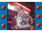 Renta de toro mecánico con diseño vaca blanca y negra en Houston — hasta 30 jinetes por hora, ideal para fiestas en League City.