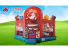 Santa Claus bounce house en renta en Austin con área de básquetbol interior, ideal para fiestas navideñas en Georgetown.
