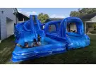 Tobogán acuático azul con doble carril en renta en Dallas, ideal para fiestas en Fort Worth con piscina integrada y espacio