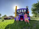 Perfecto para fiestas en Pflugerville, este brincolín deportivo en renta en Austin con canasta de basquetbol ideal para 9 niños.