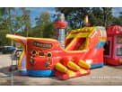 Renta de barco pirata inflable con tobogán y pared de escalada, ideal para fiestas de cumpleaños en Houston y Katy.