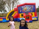 Renta de brincolín temático Pokémon con tobogán acuático en Austin, perfecto para fiestas en Pflugerville con obstáculos