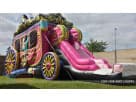Renta de castillo inflable tipo carroza princesa rosa y morado en Houston con toboganes duales, ideal para fiestas en League City.
