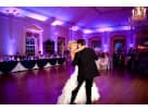 Uplighting con iluminación LED púrpura transforma salón de bodas en Houston — renta de decoración ideal para eventos elegantes