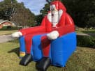 Gigante silla inflable de Santa disponible para renta en Austin — perfecta para fotos en eventos de Cedar Park.