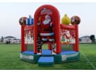 Santa Claus bounce house en renta en Austin con canasta de baloncesto, ideal para fiestas navideñas en San Marcos.