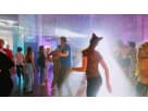 DJ profesional con máquina de niebla LED animada en renta en Houston, ideal para fiestas en Pearland.